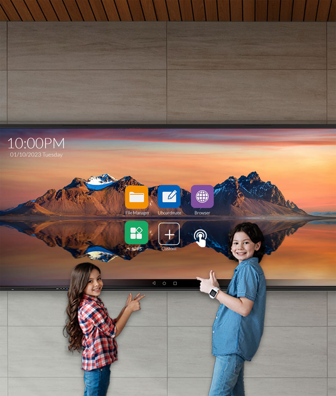 Niña y niño alegres por interactuar con la pantalla interactiva BTOUCH