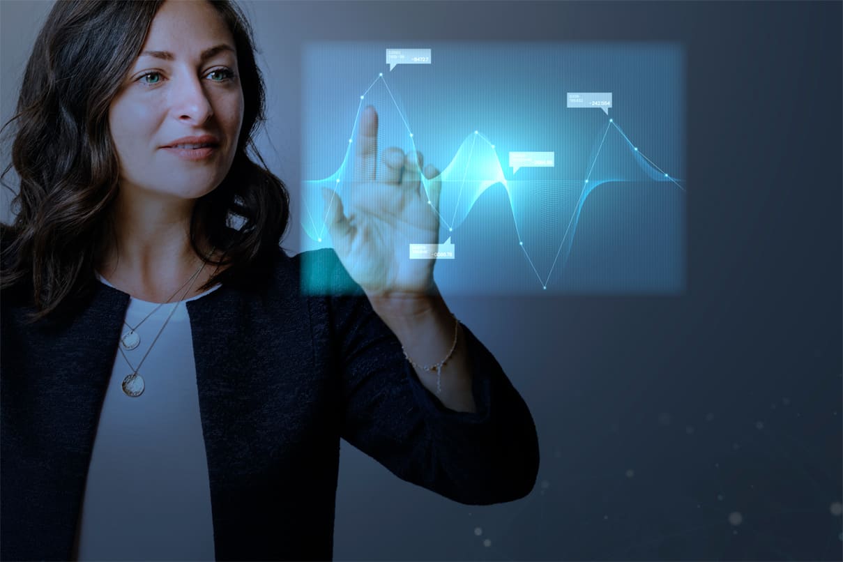 Mujer interactuando con el panel o tótem interactivo