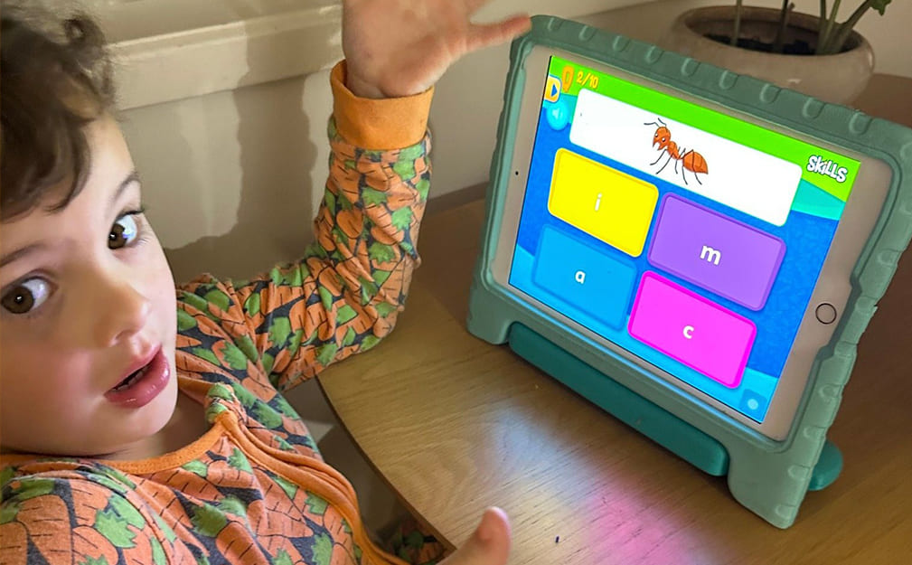 Niño asombrado de reading eggs e en su tablet