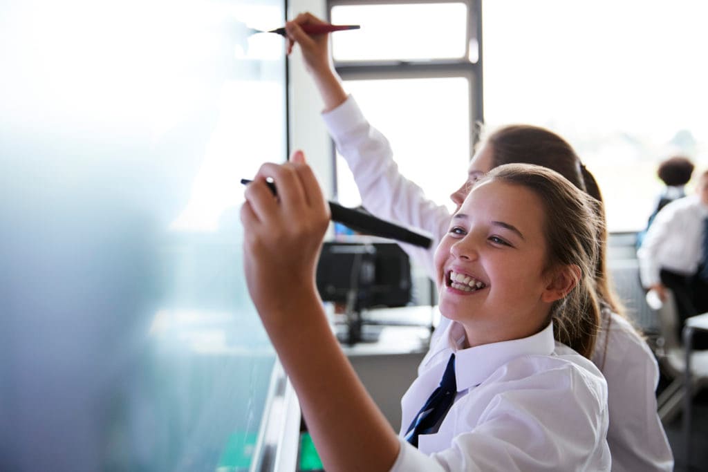 Niñas interactuando con tecnología educativa innovadora