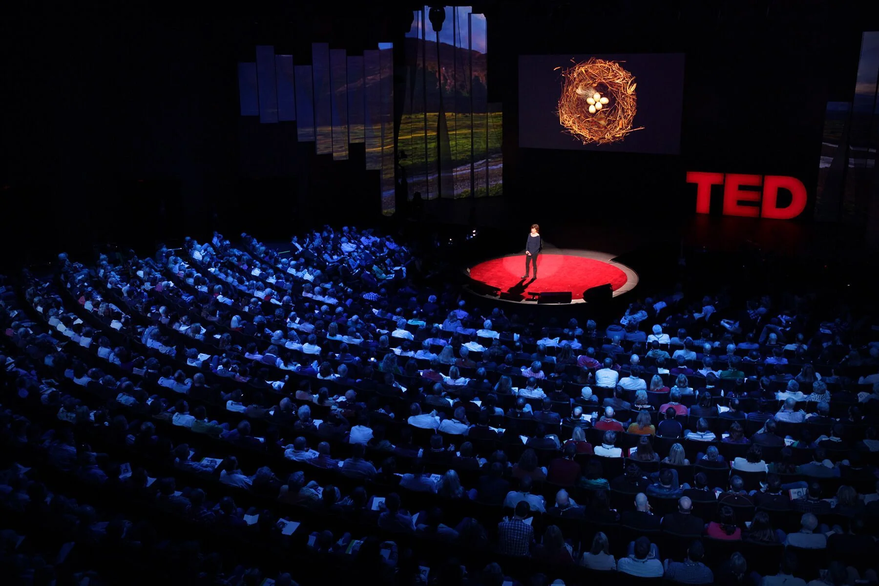 Mujer exponiendo en un lugar impactante de manera visual