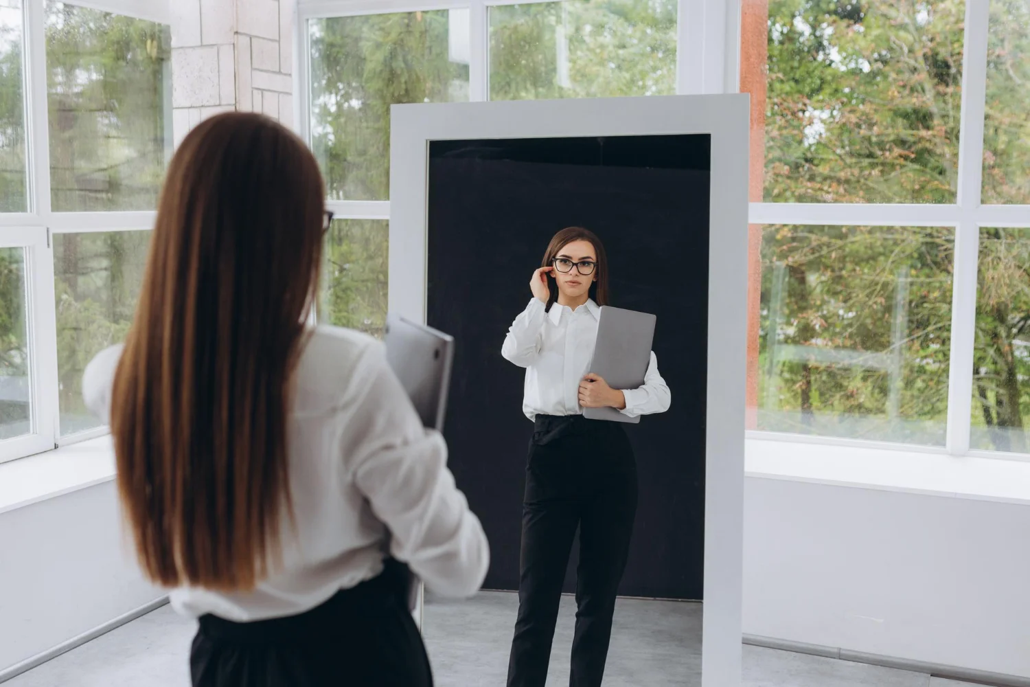 Mujer preparándose y practicando para una exposición o presentación