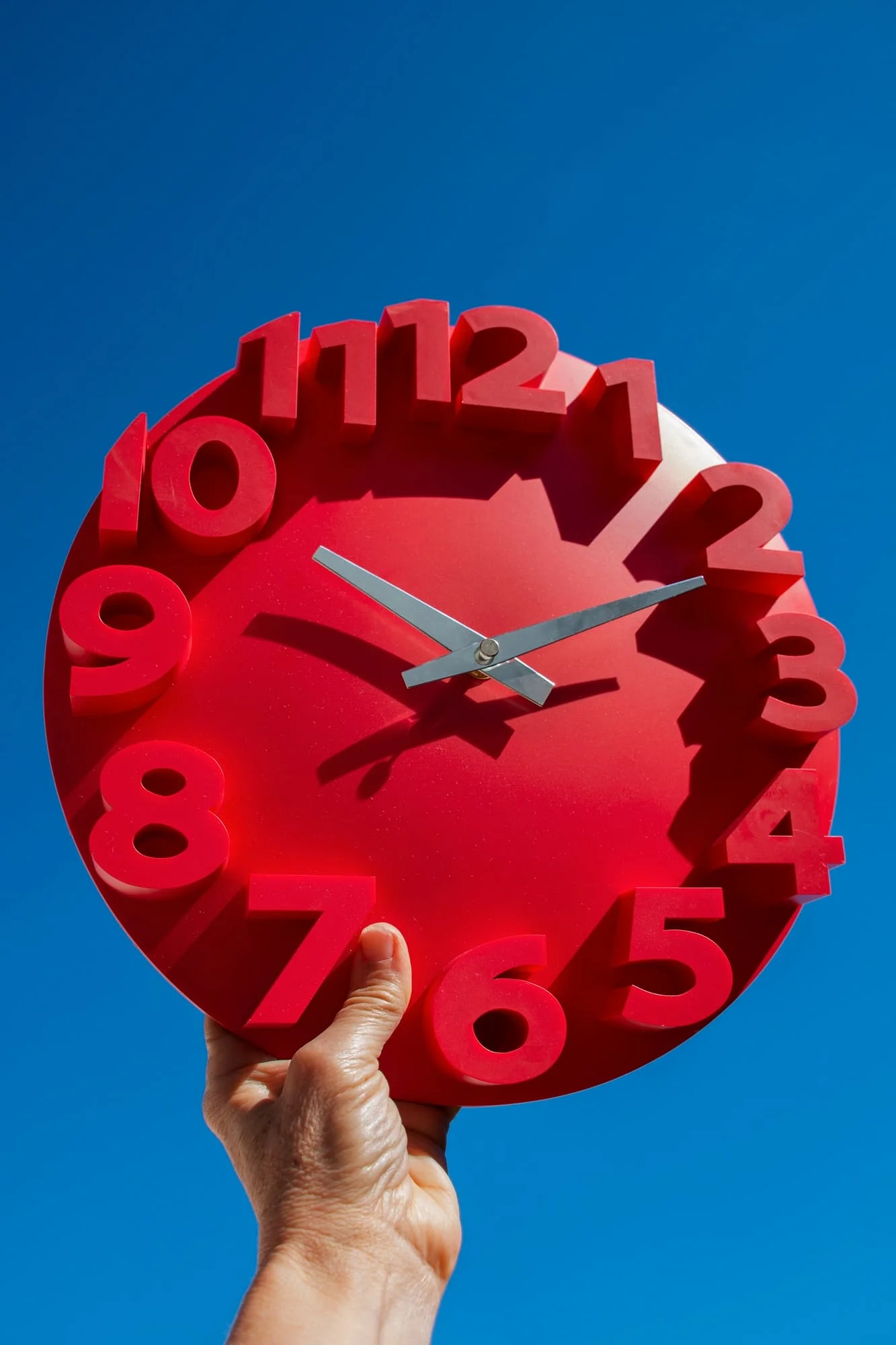 Un enorme reloj con una mano, dándole importancia al tiempo