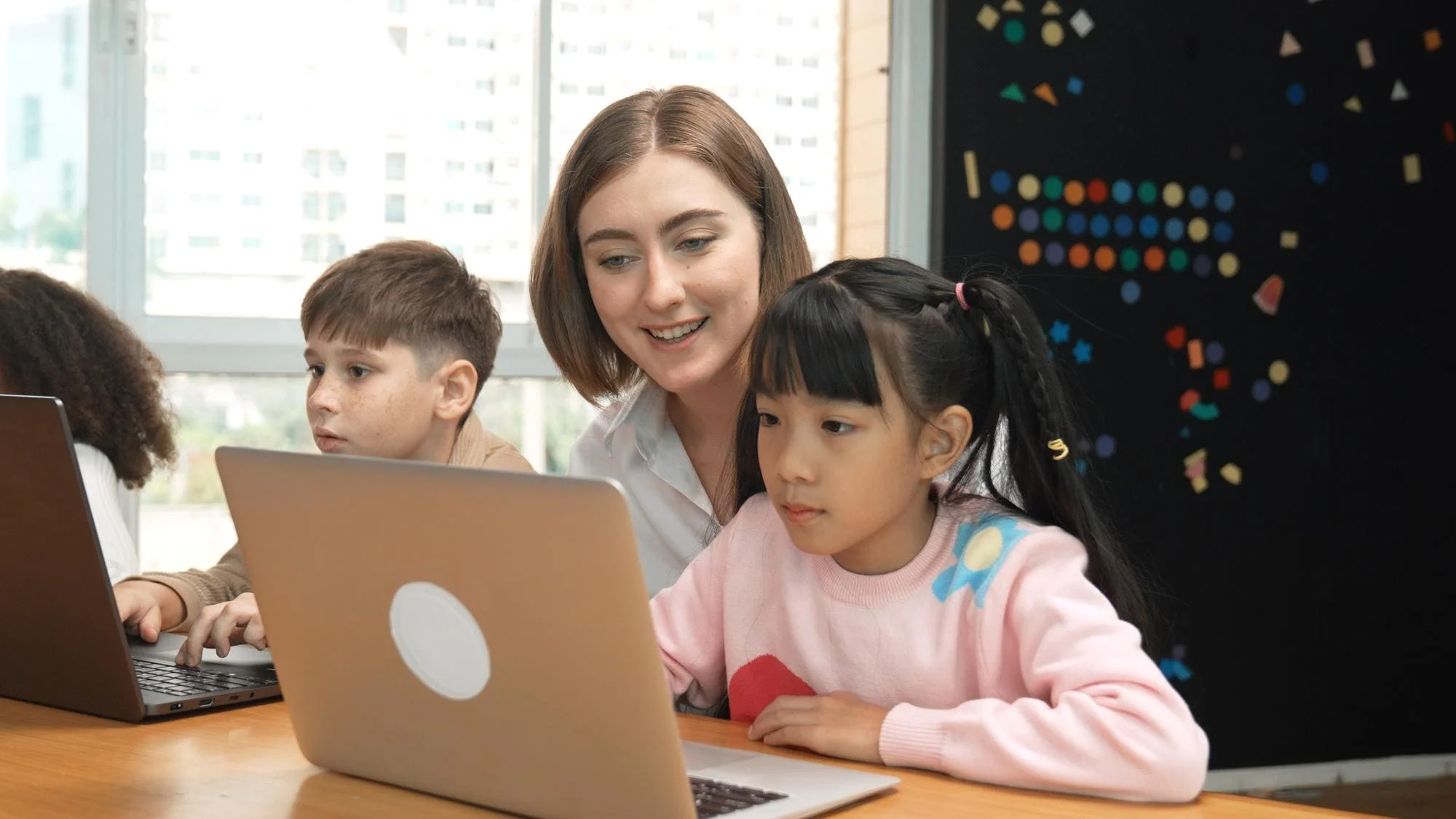 Profesora enseñando a su alumna la variedad de contenido
