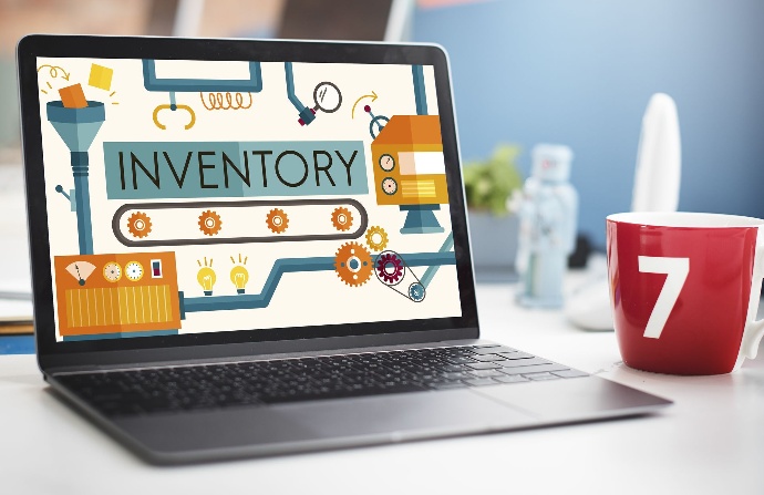 Computadora de escritorio usando un interfaz de control del inventario y gestión