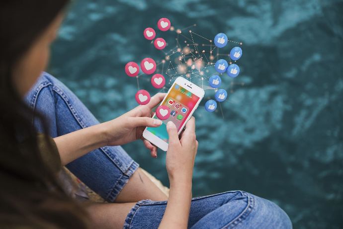 mujer distribuye contenido en las redes sociales