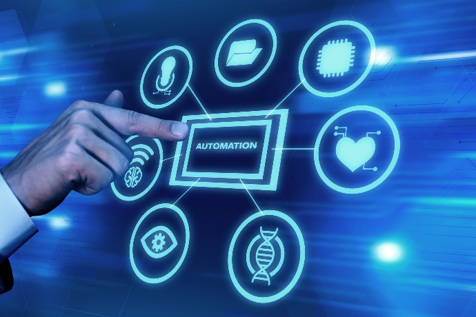 Persona presionando un boton donde dice automatización de tareas eficiente para empresas